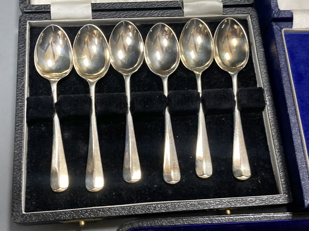A cased pair of modern silver salt and pepper grinders, 74mm and two cased sets of six silver coffee spoons